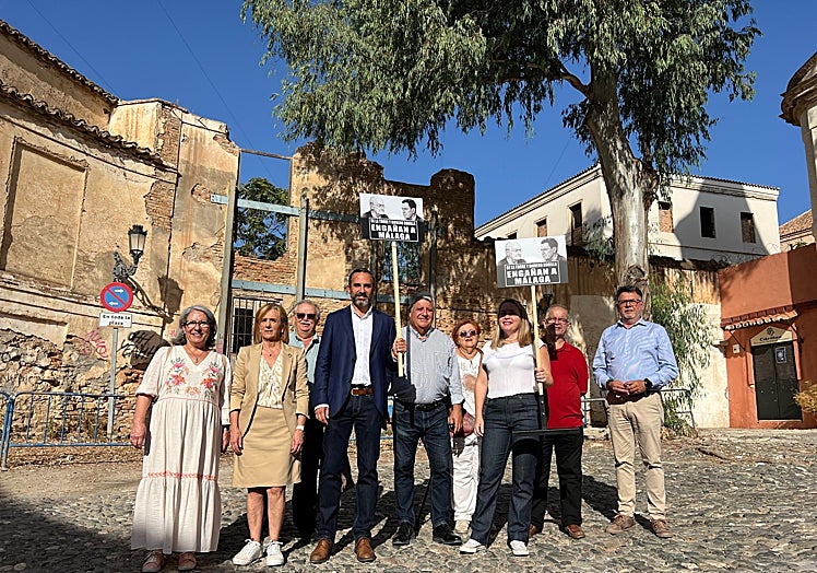 En el centro, el portavoz socialista, Dani Pérez, junto a concejales del grupo municipal y la parlamentaria andaluza.
