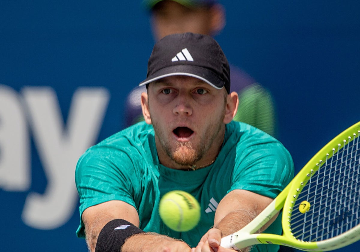Alejandro Davidovich se aproxima para el contacto de revés con la bola.
