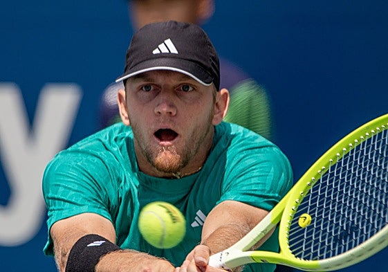 Alejandro Davidovich se aproxima para el contacto de revés con la bola.