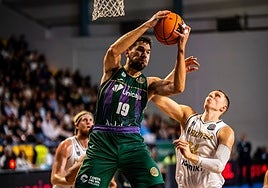 Sulejmanovic atrapa un rebote ante Madsen en el partido jugado en Karditsa.