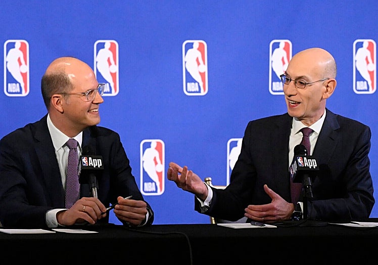 Andreas Zagklis, secretario general de la FIBA, y Adam Silver, comisionado de la NBA, durante la presentación de su alianza.