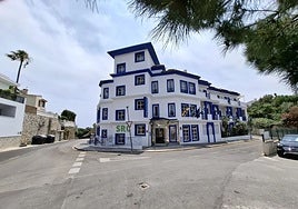 El apartahotel tiene 61 apartamentos y piscina.