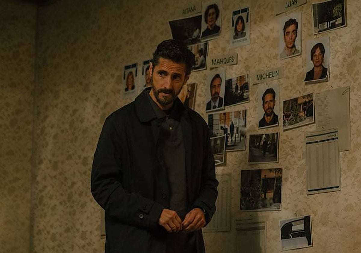 Juan Diego Botto, en un fotograma de la serie 'El Centro', en la que encarna a un espía.