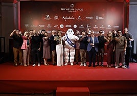 Foto de familia de autoridades y cocineros en la presentación de la gala.