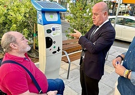 El alcalde con José Luis Carmona, presidente de Singilia Barba, colectivo que regula las zonas azules en Antequera