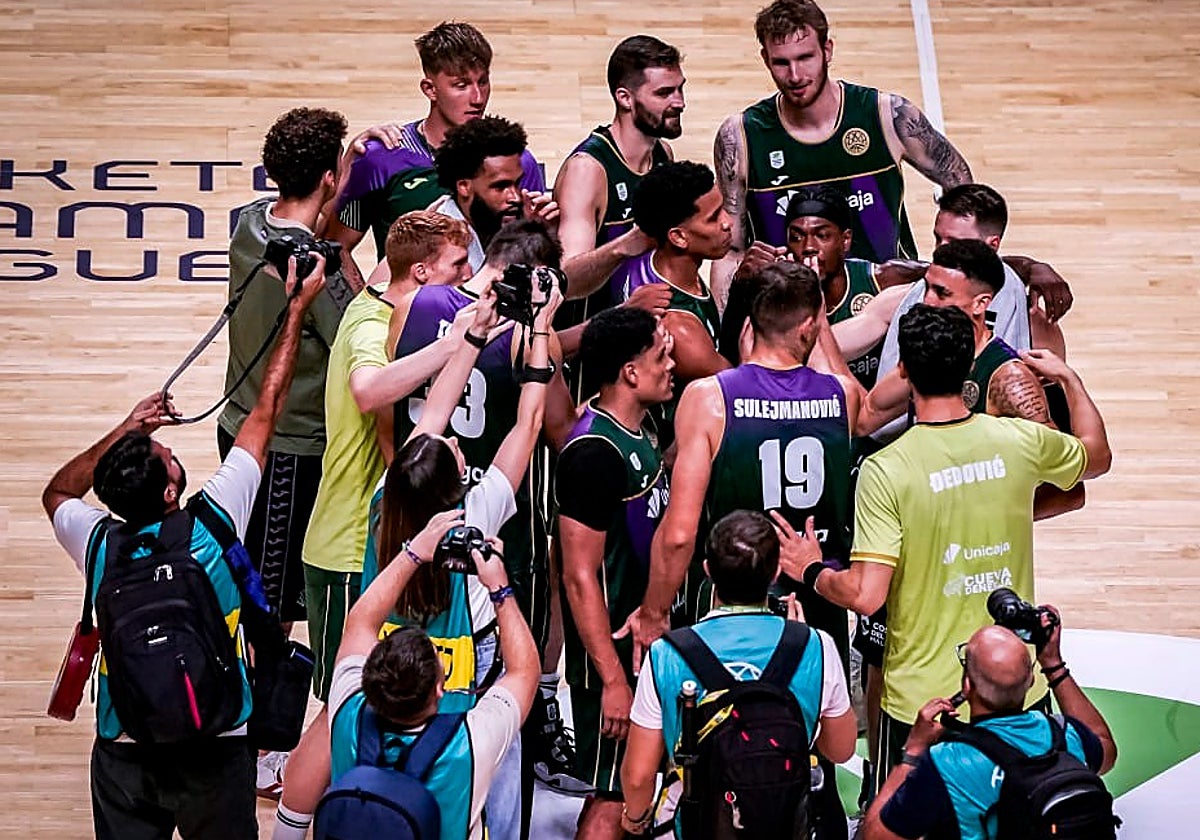 Los jugadores del Unicaja hacen piña al final de un partido en la BCL.