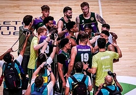 Los jugadores del Unicaja hacen piña al final de un partido en la BCL.