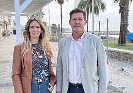 Los concejales de Vox, Yolanda Gómez y Antonio Alcázar, en el paseo marítimo de Pedregalejo.