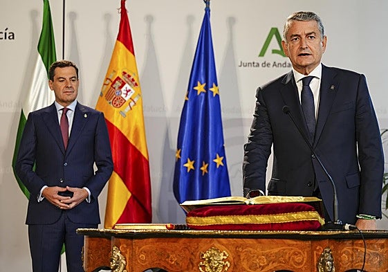 Juanma Moreno y Antonio Sanz, en la toma de posesión del nuevo consejero de Sanidad.