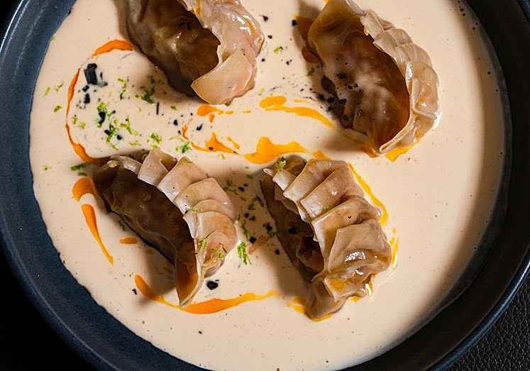 Gyoza de gambas al pil-pil y gazpachuelo de kimchi.