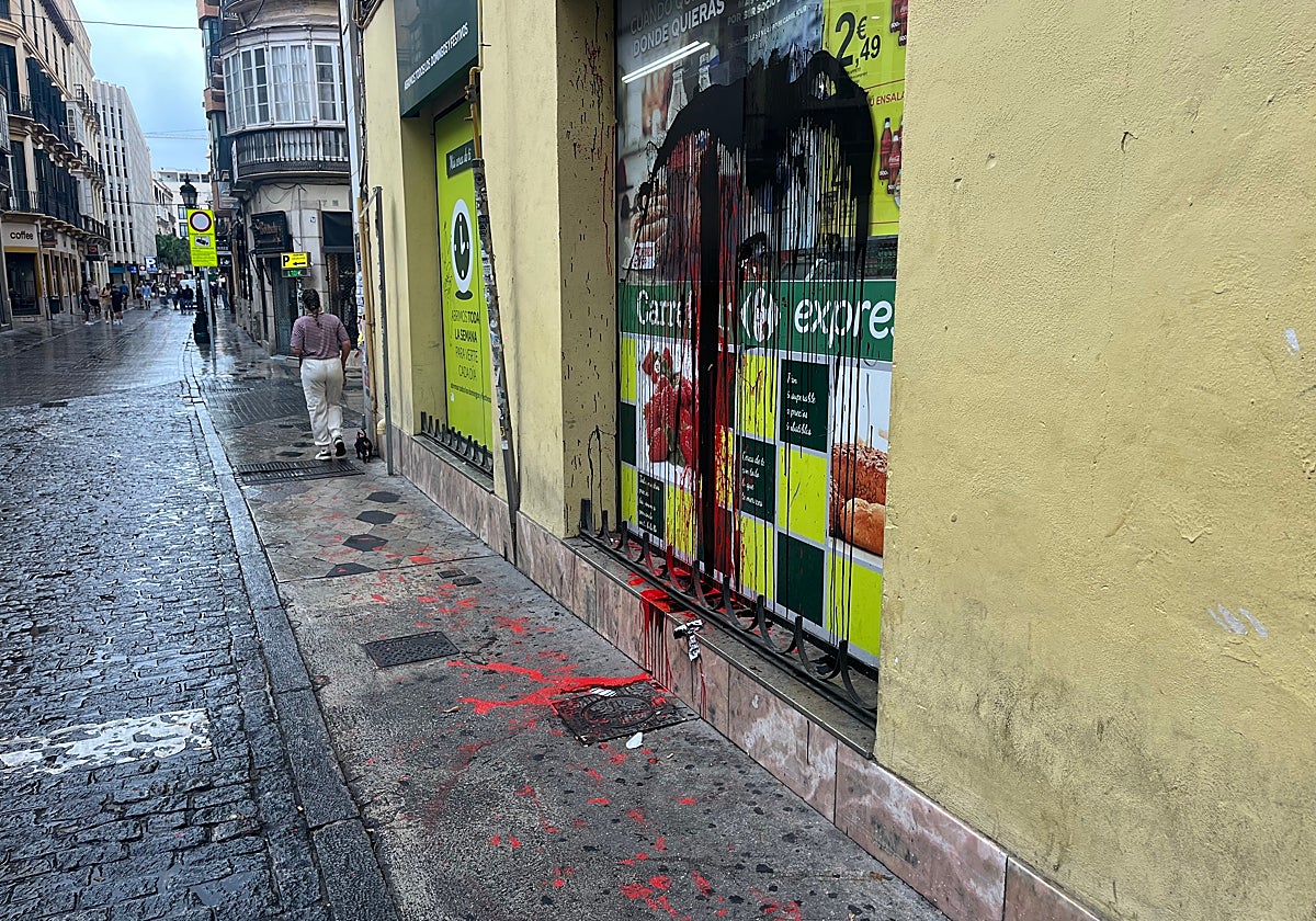 La fachada de Carrefour Express, esta mañana, tras el acto vandálico durante la manifestación.