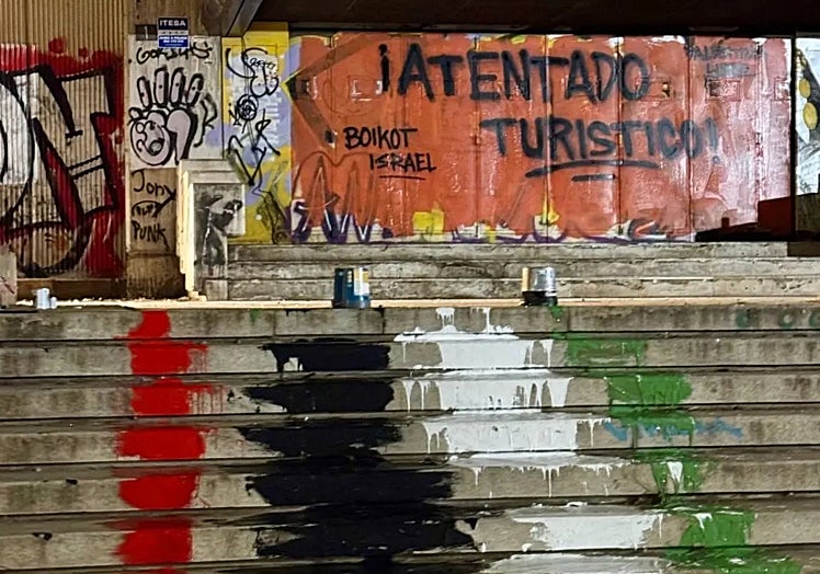 Pinturas sobre la fachada del edificio de Corres, anoche.