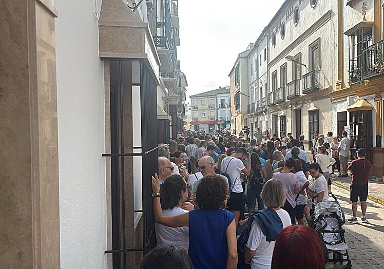 Los vecinos se congregan en los alrededores de la casa de Fran Custodio.
