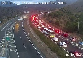 Otra jornada de caos de tráfico en la zona Este con atascos de diez kilómetros en La Cala del Moral
