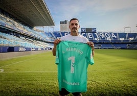 Alfonso Herrero, con la camiseta que ha cedido.