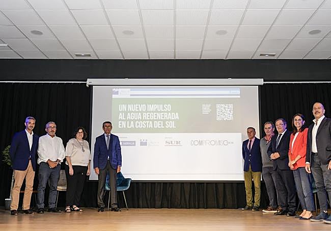 Foto grupal de todos los intervinientes en el Foro sobre agua regenerada celebrado en el Ayuntamiento de Benahavís.