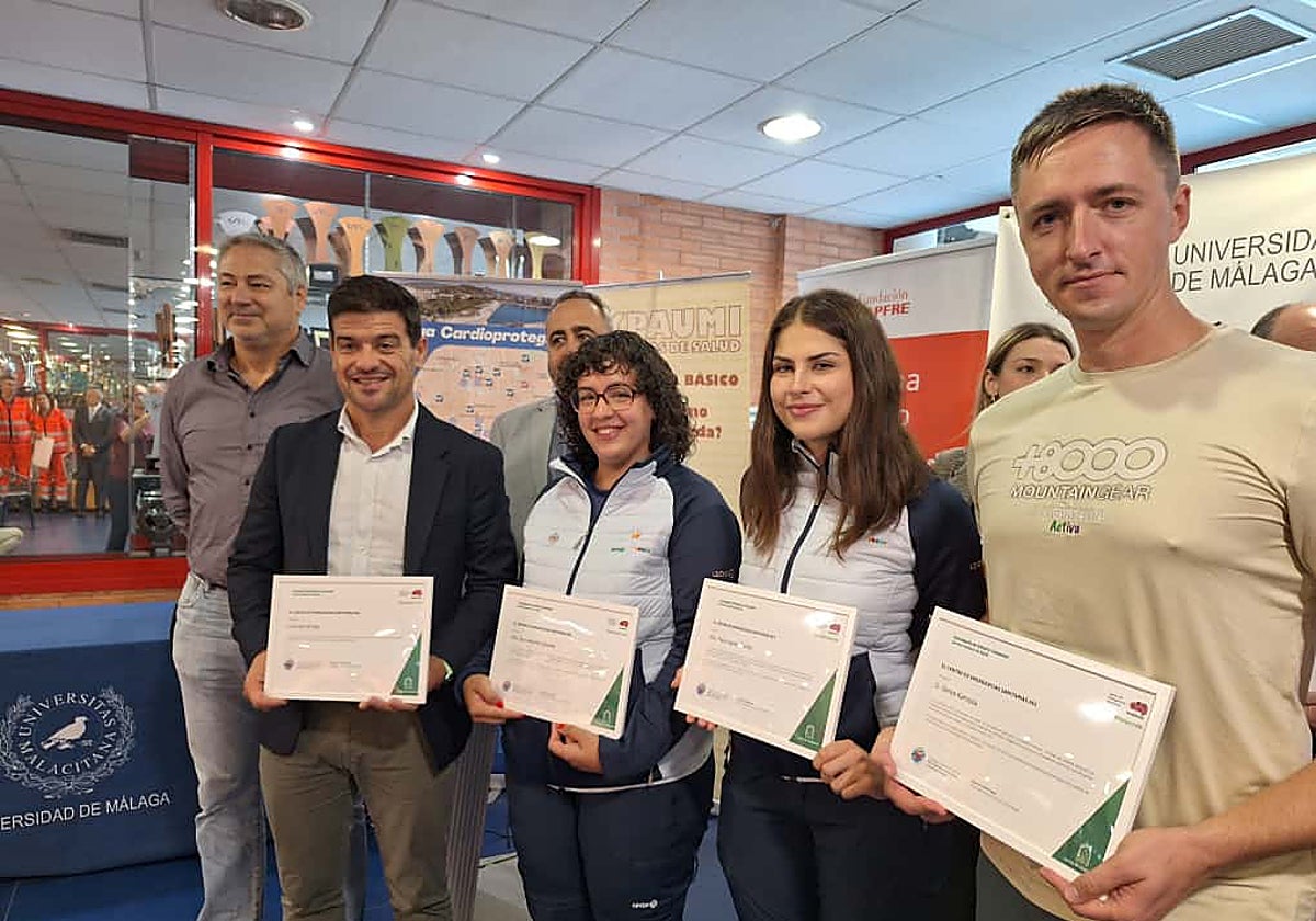 El vicepresidente de Infraestructuras y Territorio Sostenible de la Diputación de Málaga, Cristóbal Ortega junto a Eva Centurión, Anabel Martínez y Denys Karnoza reciben la distición por parte del 061.