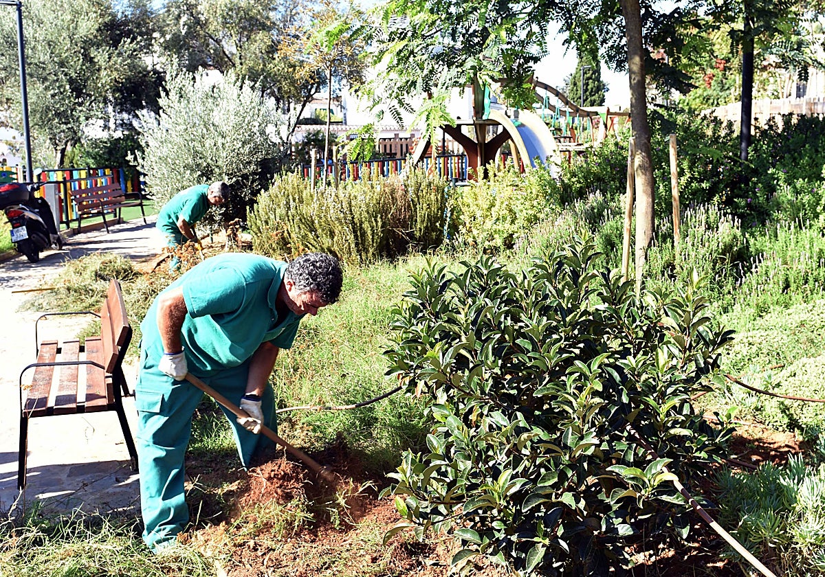 Los vecinos financian el mantenimiento de zonas verdes públicas mediante una cuota.