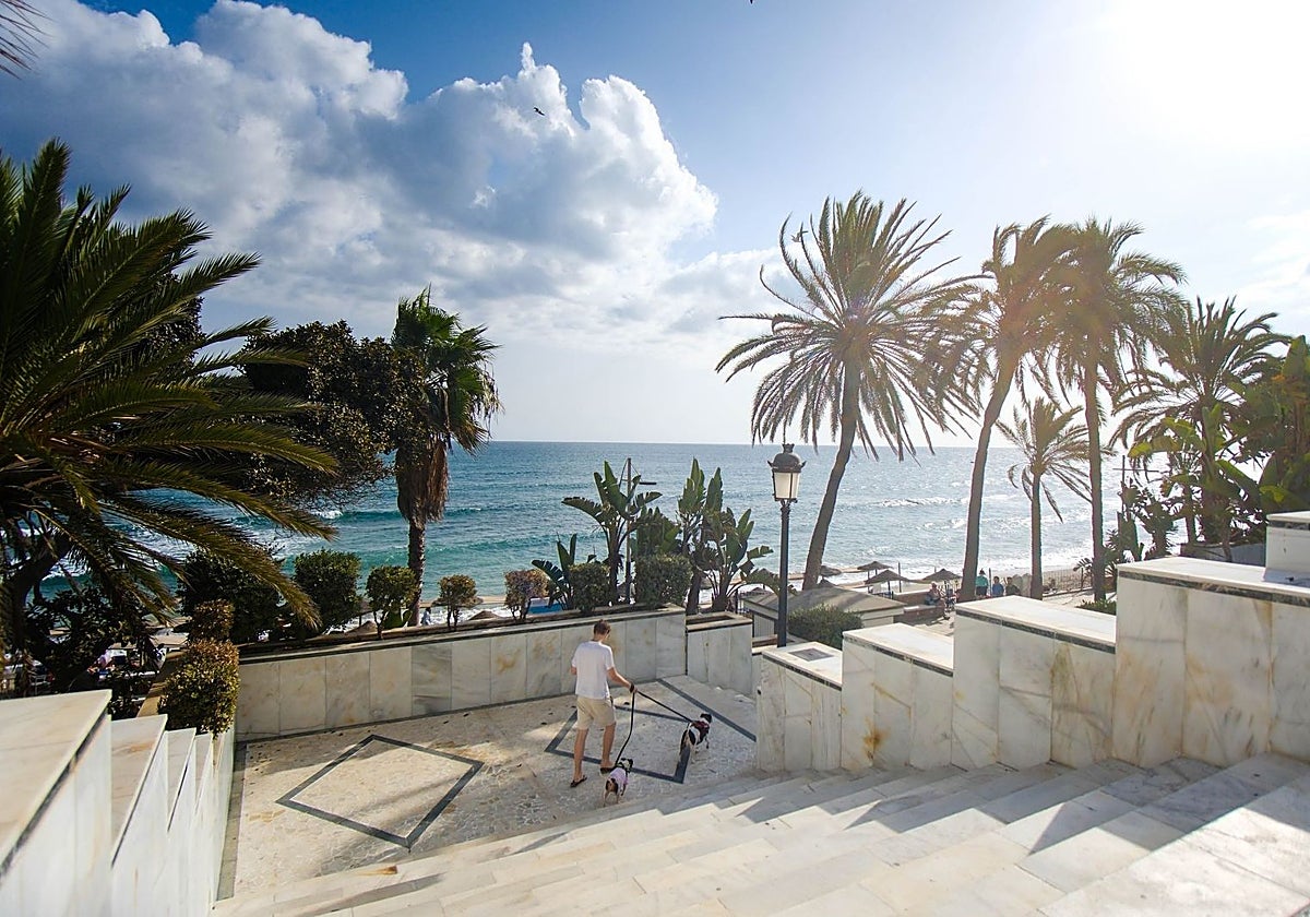 Escaleras de mármol en el acceso al paseo marítimo desde la calle Arturo Rubinstein.