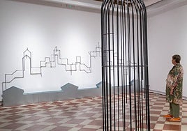 Al fondo, la «escultura sonora» 'Diagrama de un recuerdo', un 'skyline' de La Habana del que cae agua.