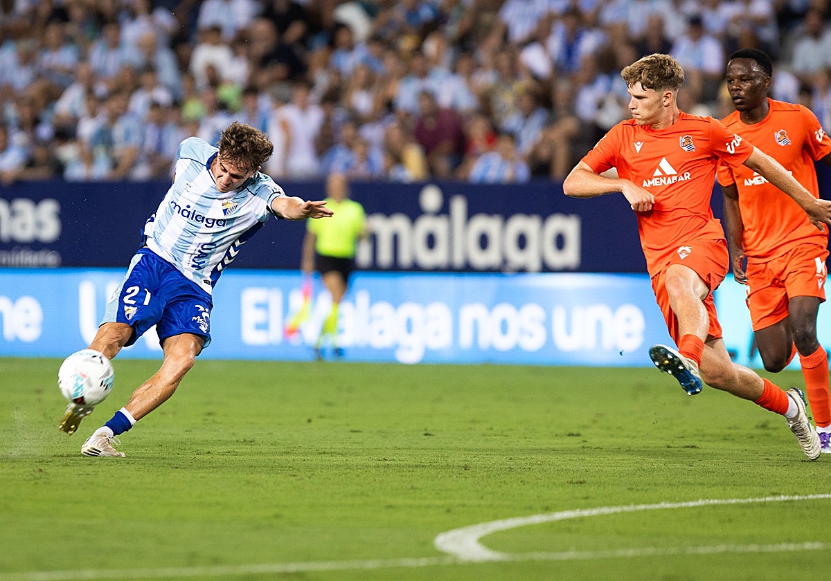 Adrian Niño engancha un remate con la derecha en el partido ante la Real Sociedad B.