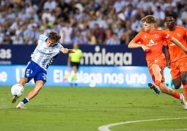 Adrian Niño engancha un remate con la derecha en el partido ante la Real Sociedad B.