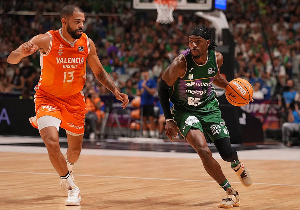 Perry es defendido por Darius Thompson en las semifinales de la Supercopa.