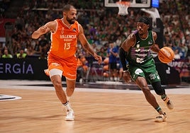 Perry es defendido por Darius Thompson en las semifinales de la Supercopa.