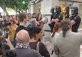 Paralizan el desahucio de una mujer de 65 años en Fuente Olletas que ocupa el piso de un fondo de inversiones