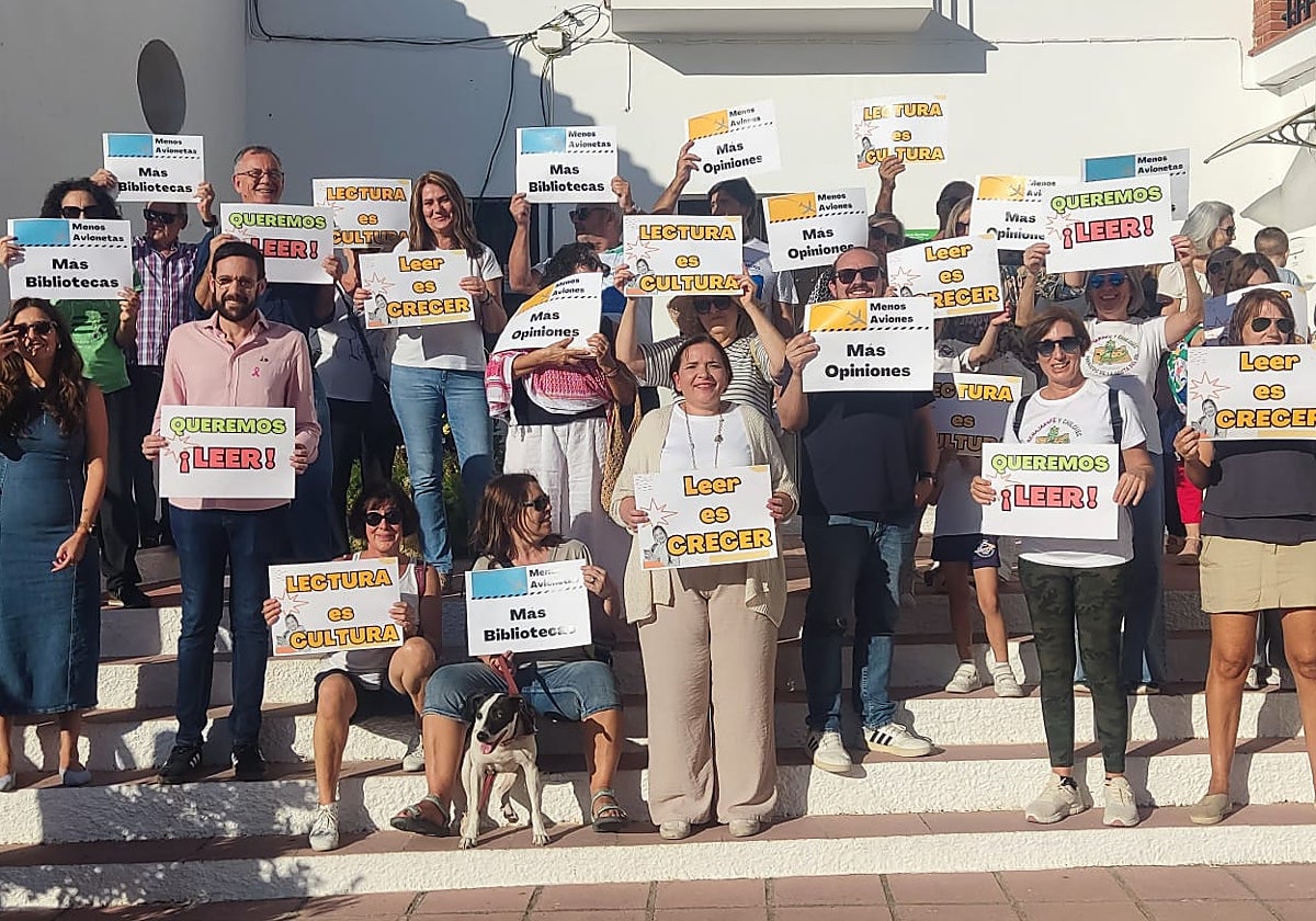 Una treintena de vecinos y ediles del PSOE en la oposición han participado en la protesta de este viernes en Chilches.