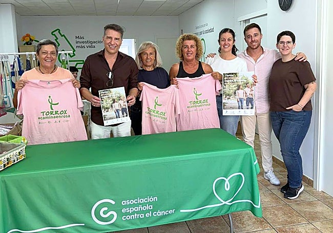 El alcalde de Torrox y ediles, en la presentación de la iniciativa a favor de la AECC.