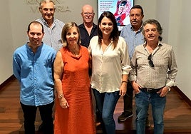 La concejala con miembros de la peña El Piyayo.