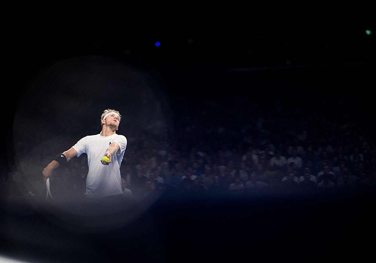 Un saque de Alejandro Davidovich, en el duelo de este viernes en Bruselas.