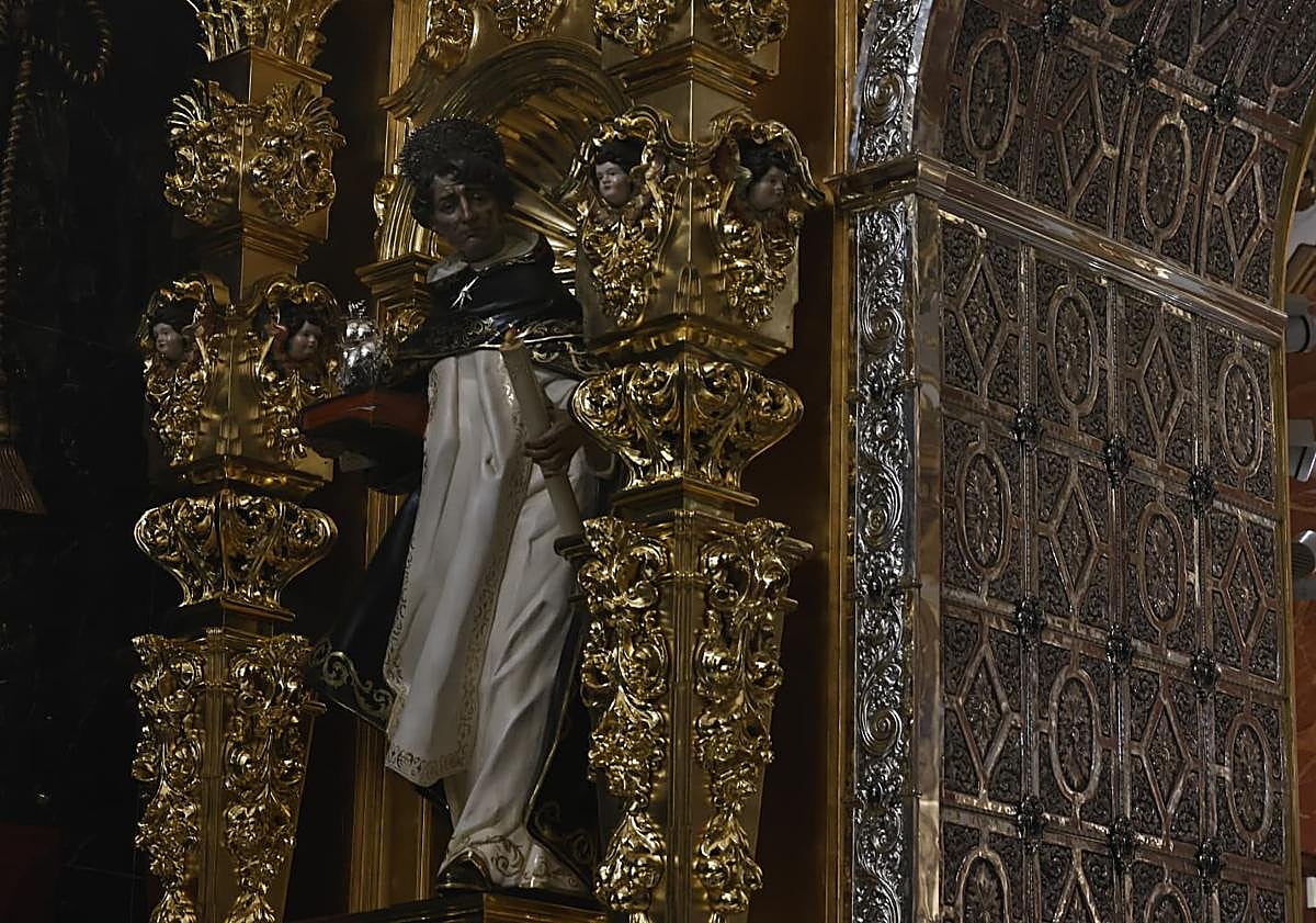 Imagen principal - Mena estrena un imponente retablo en su capilla de la iglesia de Santo Domingo