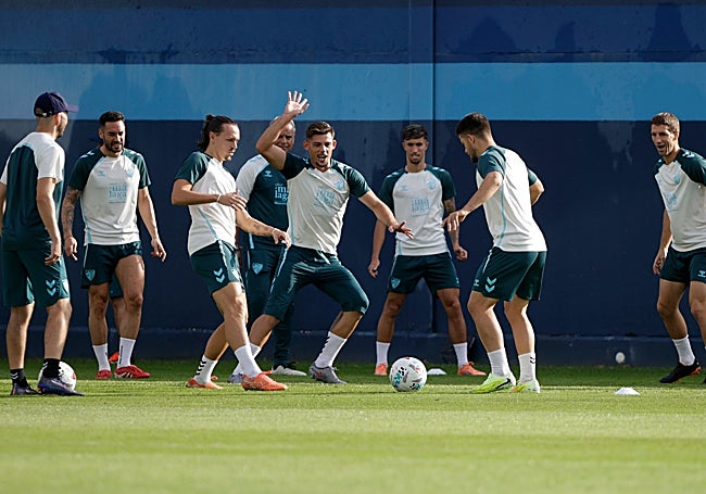 Los jugadores, este viernes en un rondo.