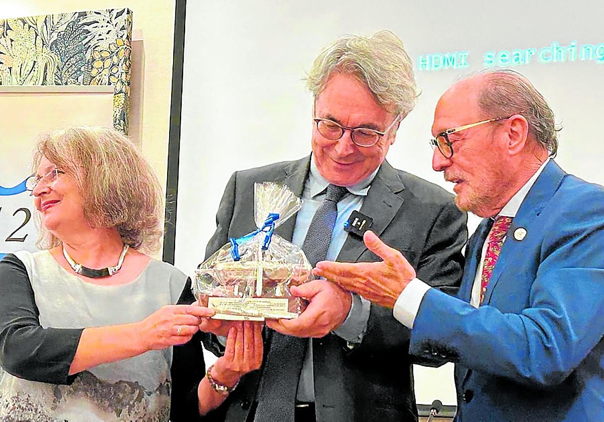 Andrés Trapiello recibe el premio Libertad 1812 de manos de Rafael O'Donell y Elvira Roca Barea.