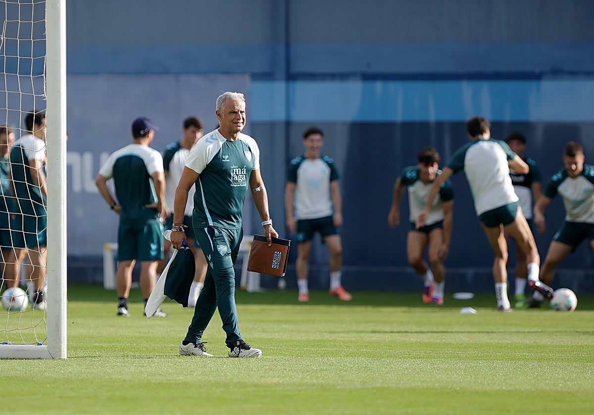 La plantilla del Málaga se entrena en el Anexo, en presencia de Pellicer.