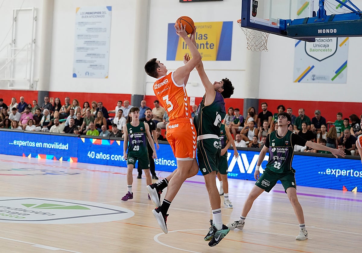 El Unicaja Alhaurín de la Torre deja escapar el triunfo en su debut como local