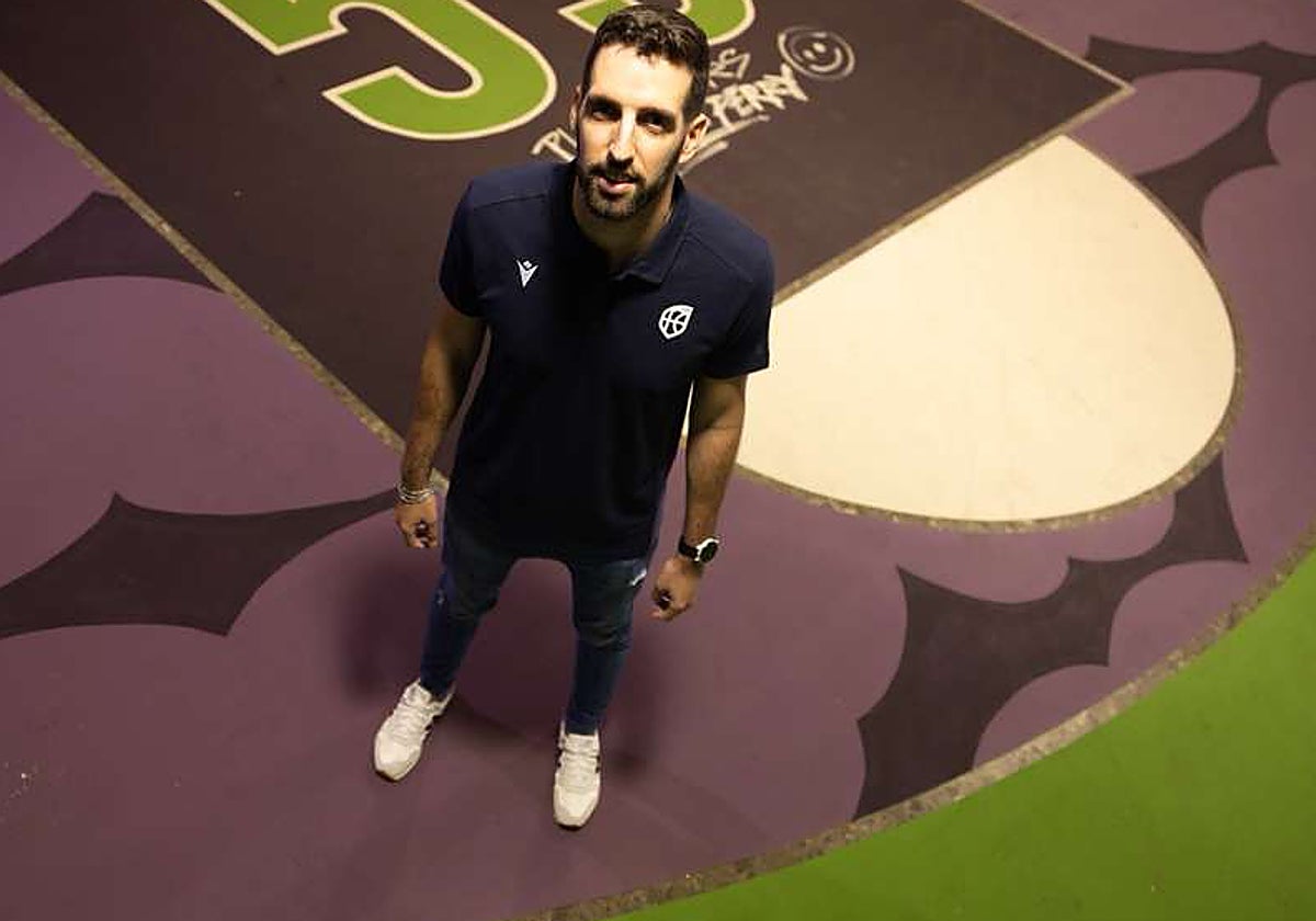 Jonathan García posa en la pista de baloncesto en las instalaciones de SUR.