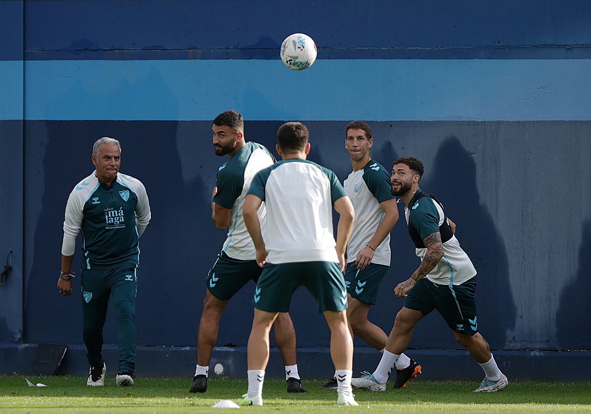 Galilea, Brasanac, Dani Sánchez y Rafa, ante la atención de Sergio Pellicer, en un entrenamiento de esta semana en el Anexo de La Rosaleda.