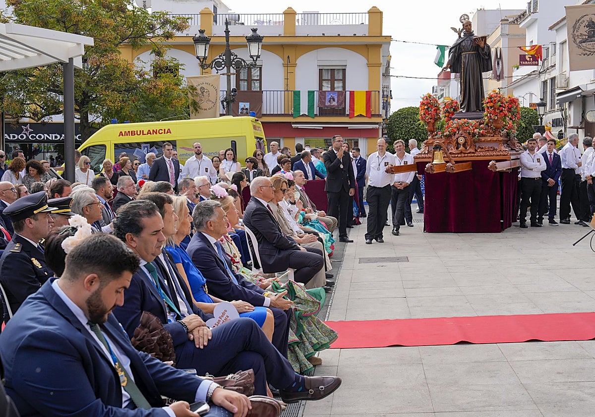 Imagen principal - Tras la ecuristía, San Pedro de Alcántara recorrió las calles sampedreñas.