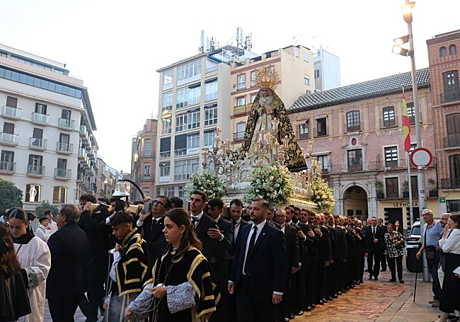 La Dolorosa de la Pasión, por la plaza de la Constitución.