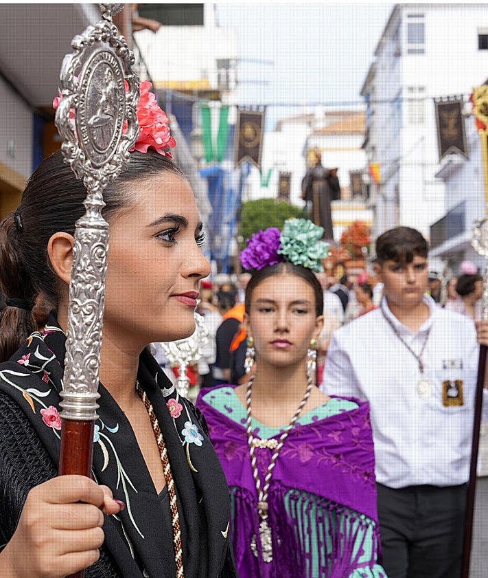 Imagen secundaria 2 - Tras la ecuristía, San Pedro de Alcántara recorrió las calles sampedreñas.