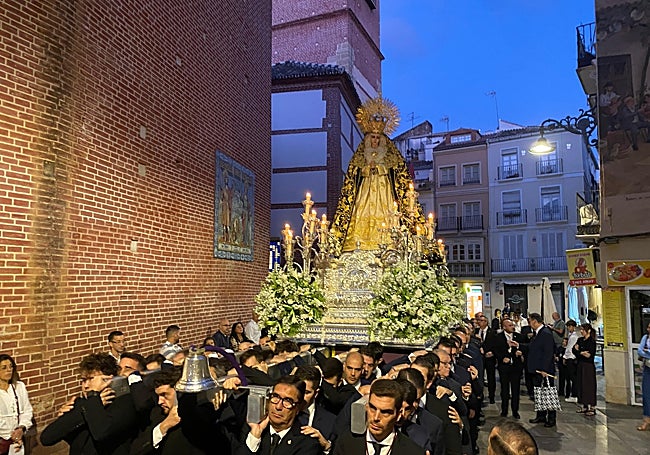 La Virgen del Amor Doloroso tras salir del templo de los Mártires.