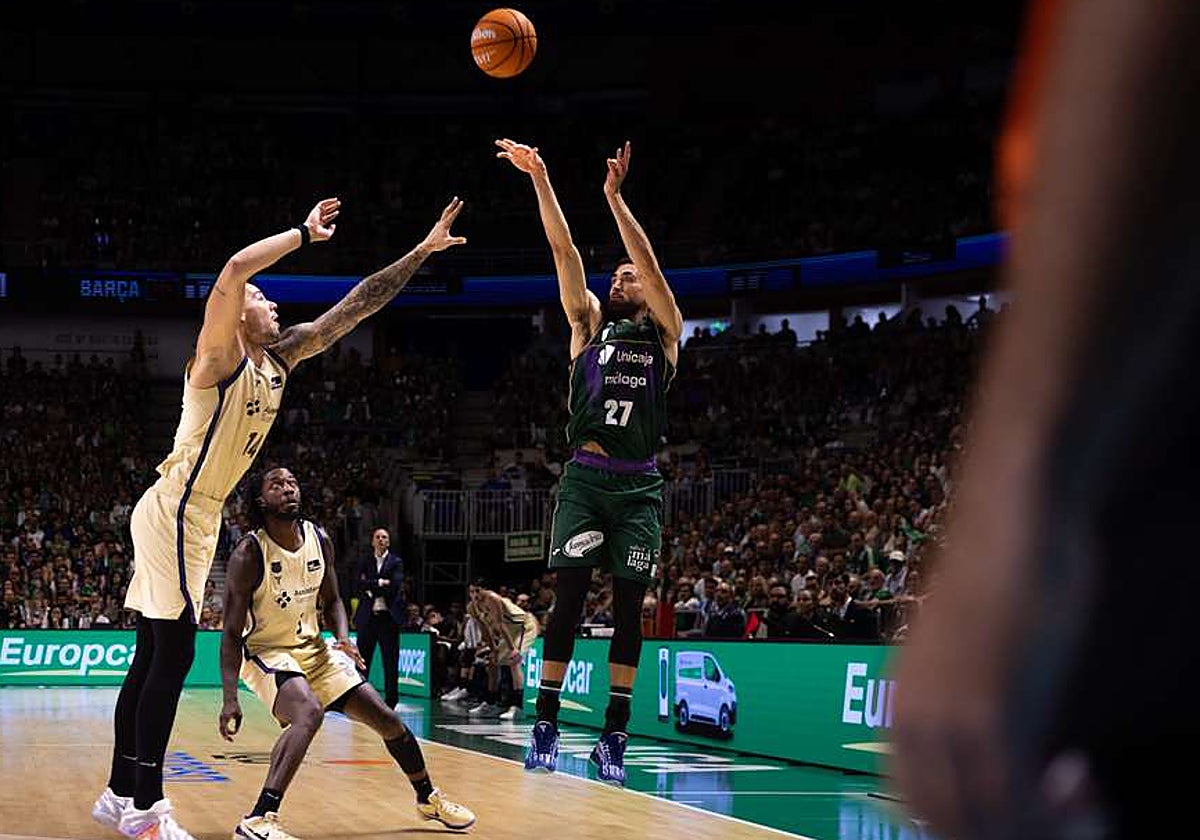 Duarte lanza un triple.