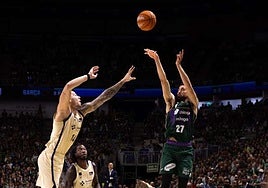 Duarte lanza un triple.