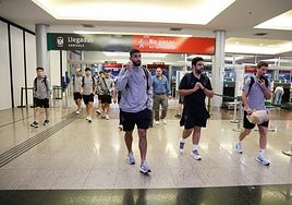 Galilea, Brasanac y el resto de jugadores de la expedición, a su regreso a Málaga este domingo, procedente de Madrid, pasadas ya las 20.00 horas.