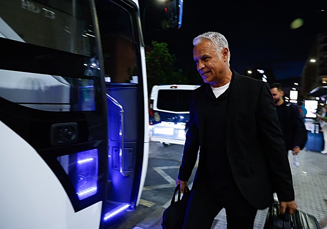 Sergio Pellicer, subiéndose al autobús rumbo a La Rosaleda.