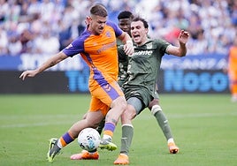 Una pugna entre Rafa e Ignasi Miquel en el partido.