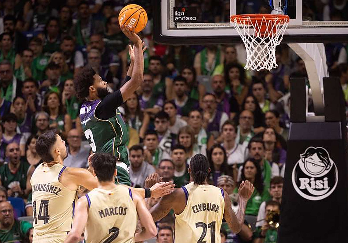 Webb lanza a canasta rodeado de jugadores del Barcelona.